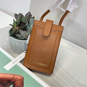 (new+tag in plastic) Marc Jacobs phone crossbody with card slots on back